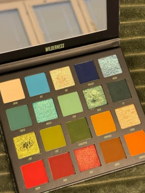 Wilderness ögonskuggspalett 20 färger - Färgstark ögonskuggspalett från Beauty Bay med 20 nyanser i matta och skimrande toner. Paletten innehåller gröna, blå, gula, orangea och röda färger samt neutrala nyanser. Perfekt för kreativa och uttrycksfulla sminkningar. Några skuggor provade en gång. 