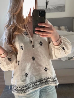 Vit blus med broderi - Fin vit blus från Zara som är i fint skick🤗