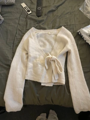 Stickad tröja - En stickad tröja från gina tricot i storlek s💕
