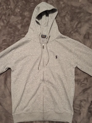 Grå hoodie från Polo Ralph Lauren - Grå hoodie från Polo Ralph Lauren Storlek M/L