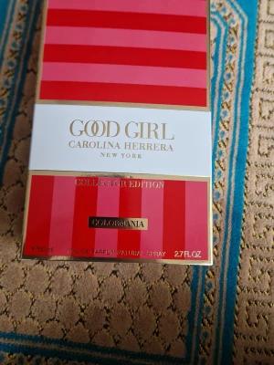 Good Girl Collector Edition Color Mania - Good Girl Collector Edition Color Mania från Carolina Herrera är en exklusiv parfym i en snygg röd och rosa randig förpackning med gulddetaljer. Doften kommer i en 80 ml Eau de Parfum spray och är en limited edition som sticker ut med sin färgstarka design.