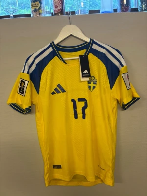 Sverige Tröja 2026 - #17 Gyökeres. Size M, ny med prislapp.