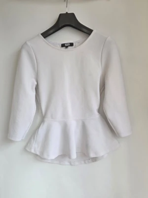 🤍Snygg och feminin ribbad topp med fin passform och öppen detalj i ryggen🤍 - Stilren snygg och trendig topp i ribbat material med smickrande passform och en öppen ryggdetalj som ger det lilla extra. Perfekt att styla både till vardags och mer uppklädda looks - funkar lika bra till jeans som kjol🎀  ⚠️Finns 3 små fläckar som knappt syns (bild 4 fram och 5 baksida vid volangen). Vissa sömmar är lösa/slitna på mindre områden samt lite nopprighet på insidan av tyget. Inget som syns tydligt vid användning och påverkar inte passform eller helhetsintryck.