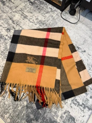 Burberry beige scarf Unisex - Its just like new, with no signs of use! Feel free to ask me questions. We buy and sell original only ❤️🥰 unisex model, box included