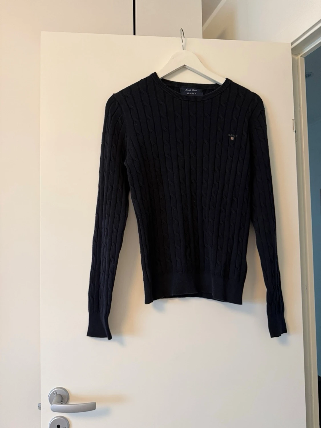 Mörkblå kabelstickad tröja GANT