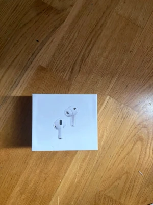 Apple AirPods Pro 3 trådlösa hörlurar - Säljer ett par Apple AirPods Pro, trådlösa in-ear hörlurar i vit färg. Snygg och kompakt design med silikontoppar för bra passform. Perfekta för musik, samtal och gaming. Levereras i originalförpackning.