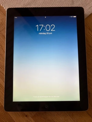 Apple iPad 4, 16 GB - Säljer en Apple iPad 4, 16 GB, silver/svart. Fullt fungerande och i mycket fint skick. Endast några mindre repor från normal användning.