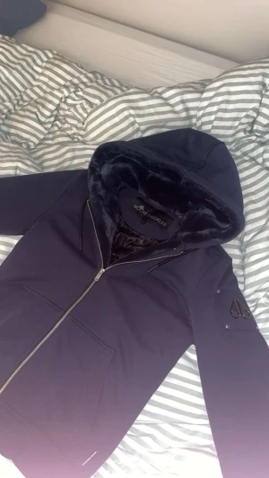 Mörkblå hoodie från Moose Knuckles - Moose knuckles hoodie/jacka går o ta av päls storlek s men passa oxå perfekt till m. Skriv för bättre bilder