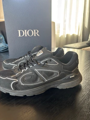 svarta sneakers  - säljer ett par svarta sneakers. perfekt om man vill ha en stilig outfit för dagen. pris kan diskuteras 