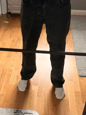 Svarta raka jeans från Zara - Säljer ett par svarta jeans från Zara med straight leg passform.