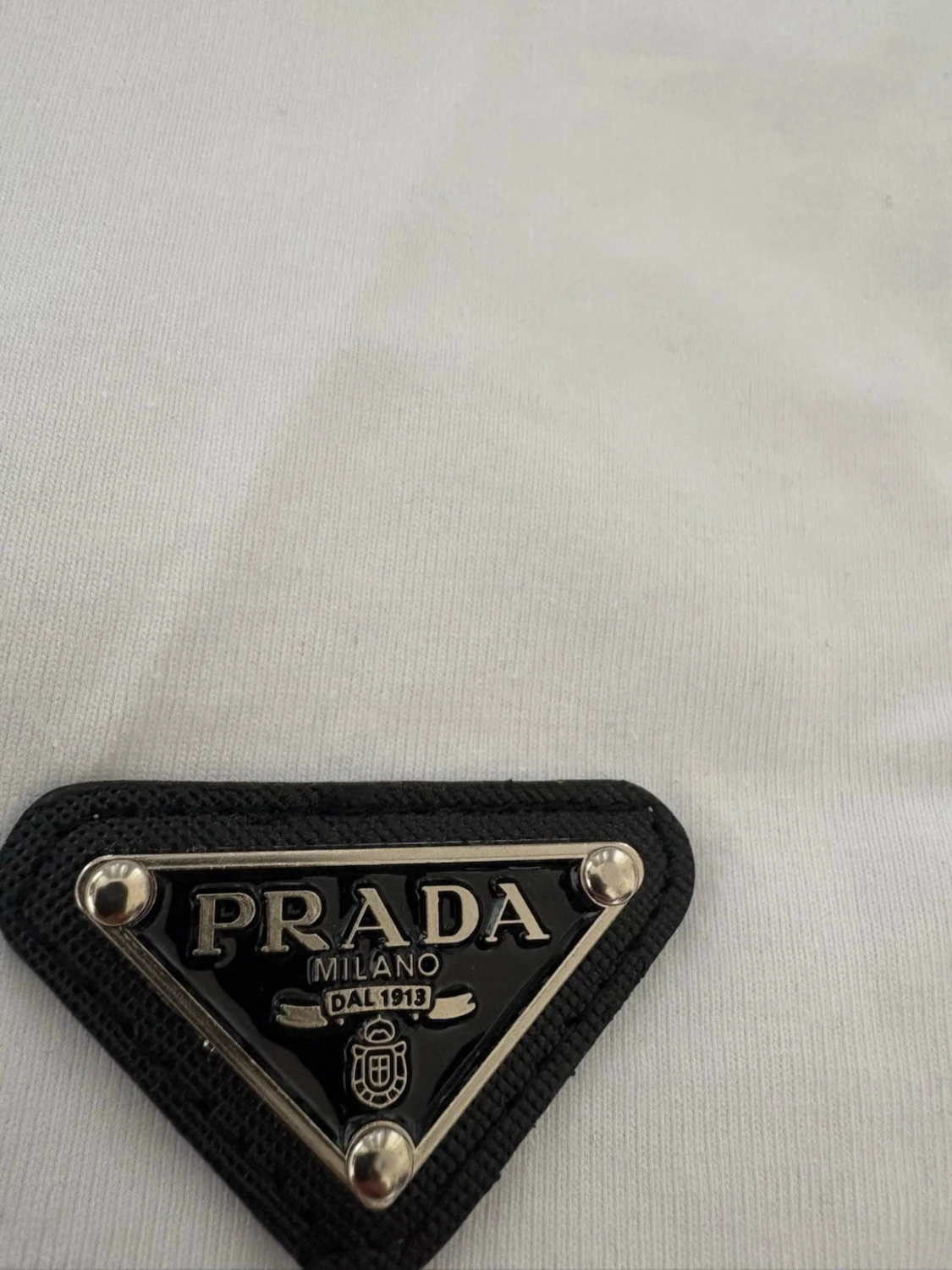 Vit t-shirt från Prada med logga - 1