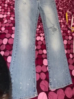 Vintage Hint Jeans – flare/bootcut – stretch – stl S-M - Vintage Hint Jeans – flare/bootcut – stretch – stl S-M  Beskrivning: Snygga vintage jeans från Hint Jeans 🔥 Flare/bootcut modell med snygg tvätt och slitna detaljer som ger en riktigt clean look.  Storlek: 7A (passar S–M) Stretchiga och sitter bekvämt.  📏 Mått: Midja: 80 cm Längd: 102 cm Lår: 50 cm  Använda endast 1 gång – i princip som nya ✨ Äldre modell som är svår att få tag på.  💬 Pris kan diskuteras vid snabb affär 📦 Skickar snabbt!  ⸻  English:  Title: Vintage Hint Jeans – flare/bootcut – 