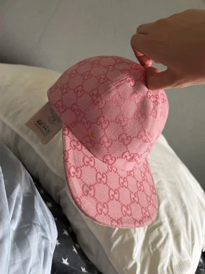 Rosa keps från GG - Tja säljer nu denna fina keps perfekt nu för sommaren med en ljud neon färg och en härlig vibe allmänt. På bilderna ser det ut som kepsen har en tråkig färg men den är mycket fräschare irl