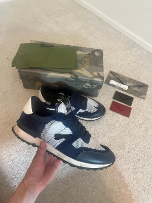 Valentino Rockrunners - Säljer mina Valentino rockrunner som aldrig kommer till användning. De är använda ungefär 2 gånger och i SUPER bra skick nästan som nya. De är i storlek 44 men passar även 43. Låda och tillbehöver följer självklart med! Pris kan absolut diskuteras, OBS 1:1 K0P1A!!!. 