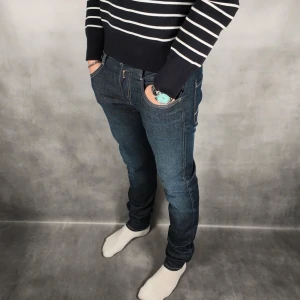 Replay Anbass - - Replay Anbass — Storlek 28/32 — 9/10 - Bra skick utan skavanker — Inkluderat - Jeans — Retail 2000kr — Modellen är 180cm, 65kg