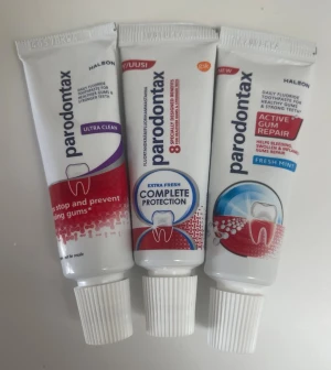 Parodontax tandkräm 3-pack - Tre olika tandkrämer från Parodontax: Ultra Clean, Complete Protection Extra Fresh och Active Gum Repair Fresh Mint. Tuberna är vita med färgdetaljer i rött, blått och lila. Perfekt för dig som vill ta hand om tandköttet och få fräsch andedräkt.