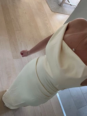 Adoore klänning  - Elegant ljusgul långklänning🥰finns inga defekter och är endast använd en gång