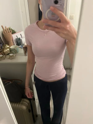 Ljusrosa tight t-shirt - Ljusrosa T-shirt från gina