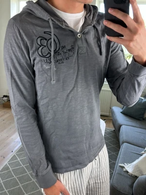 Hoodie mörkgrå unik  - Unik, super snygg och väldigt trendig! Mycket bra skick. Mått: A:53 B:46 C:45 D:66 (cm) Skriv vid fundering!😇🙌