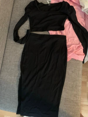 Svart croppad långärmad set - Snygg svart croppad topp med en lång kjol 