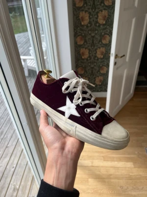 Golden goose vstars skor - Vinröda golden goose v stars i stormen 42,  både 42/43 beroende på hur man lacear de. INGET OG tillkommer, men skorna är toppskick utöver defekten på hälen. Sjukt rare colorway. Priset prutat och klart! 