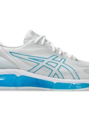 Vita och blå sneakers från Asics - Fräscha sneakers från Asics i vitt meshmaterial med ljusblå detaljer och logga på sidan. Skorna har en låg siluett och en cool blå sula som sticker ut. Perfekta för dig som gillar sportig stil och vill ha något bekvämt och snyggt på fötterna.