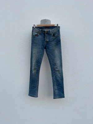 Nudie jeans (Grim Tim)!  - || Blåa Nudie Jeans || Model: Grim Tim || Storlek: 29/32 || Mycket Snygga || Färg: Blå || Inga Defekter || Skick:9,5/10 || Nypris: Ca 1600kr || Mitt pris: 449kr || Pris: Diskuterbart || Skriv Vid Minsta Intresse Eller Fråga! || Bättre Pris Desto Fler Du Köper! ||