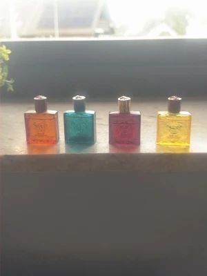 Fyra färgglada parfymflaskor - DOM ÄR OANVÄNDA . Det är 5 ml VERSACE 