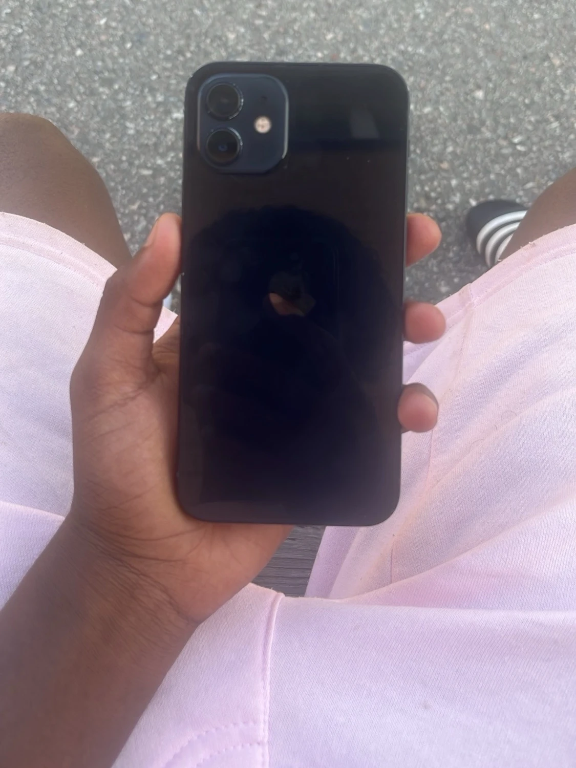 Svart iPhone 12 med dubbla kameror