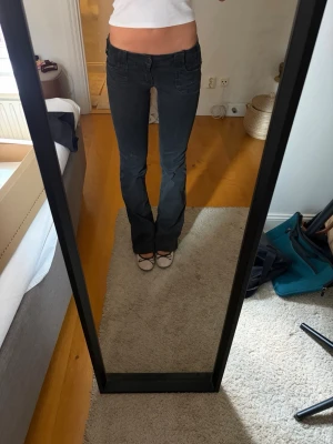 Svarta bootcut jeans med låg midja - Säljer ett par svarta bootcut jeans med låg midja. Säljer pga dom inte används💛