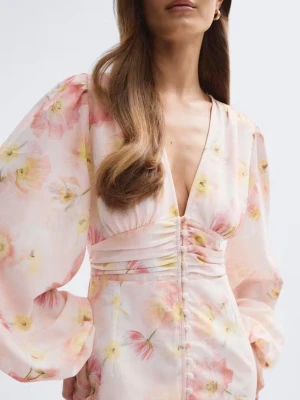 Balloon sleeve dress från Gina  - Jättefin långklänning från Gina i ljusrosa toner med blommigt mönster. Klänningen har v-ringning, långa puffärmar och knappar framtill. Tillverkad i ett lätt, flowy material som passar perfekt för vår och sommar. Endast använd en gång! Så väldigt nytt och fint skick! 🩷