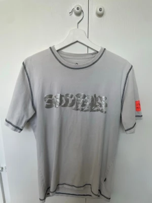 Converse X sadboys T-shirt  - Säljer denna unika sad boys tröjan frản 2019. Det är en S men sitter mer baggy, passar alltsà S/M. Inga defekter pa tröjan förutom ett pytte litet hal pa framsidan (kolla bilden). De silvriga sadboys trycken lyfter verkligen tröjan och blir perfekt för en riktigt fet fit💫 Kollektionen va väldigt limiterat sà därav priset! Skriv för fler frägor!