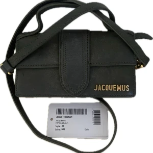 Jacquemus Le Bambino mini bag - Säljer min Jacquemus väska! Modell: Le Bambino mini bag, Suede, Dark Khaki.  Den är i good condition med mindre tecken på användning. Både orginal dustbag och ettiket skickas med. Önskas videos och ytterligare bilder är det bara att fråga🩷