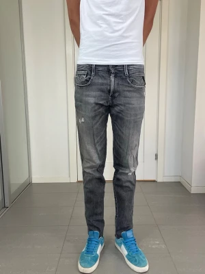 Replay Anbass Jeans - Säljer nu dessa Replay Anbass Jeans, med mått ca 37,5 o 101 cm. skriv för fler bilder/frågor🙌🏼