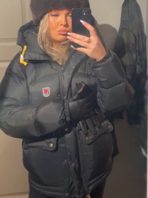 Svart dunjacka från Fjällräven - Den klassiska Fjällräven expedition, inköpt vinter 25/26, så i mycket bra skick! Storlek S 💕