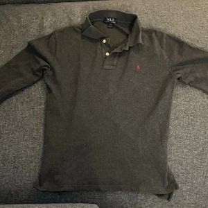 Piké långärmad  - En riktigt snygg långärmad piké i storlek xs| Från Ralph lauren, perfekt nu i sommar 