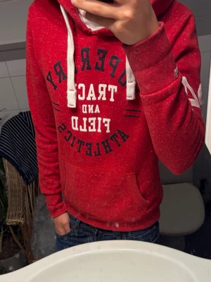 Superdry Vintage Hoodie - Tja! Säljer en tvär fet Superdry Hoodie. Sjukt skönt material och bra passform. Storlek L men passar precis som en S. 10/10 skick. Hör av dig vid absolut minsta fundering!
