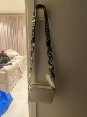 Väska - Bra skick. Ända är att den är liiiite smutsig som man kan se på bilderna men det går säkert bort om man har något bra medel. Den är äkta.