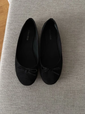 Svarta ballerinaskor från Anna Field - Stilrena svarta ballerinaskor från Anna Field med rund tå och liten rosett framtill. Skorna säljer pågrund av att dem är lite för stora för mig och är inte speciellt mycket använda heller.
