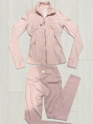 Lululemon define jacket och leggings - Lululemon set – Define jacka + leggings (rosa) Inkluderar Define jackan och matchande leggings. Båda storlek 2✔️ Som nyskick ✔️ Inga fläckar eller skador ✔️ Figurnära passform ✔️ Perfekt för gym, yoga eller vardagsbruk Storlek: 2 (passar XXS/XS) Snabb leverans!