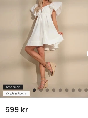 Vit klänning  - En vit klänning från bubbelroom helt oanvänd. Perfekt till studenten eller skolavslutningen😊