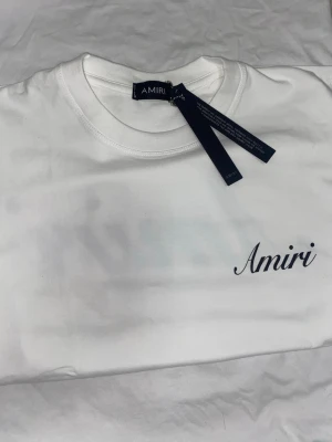 Vit t-shirt från Amiri - Snygg vit t-shirt från Amiri med diskret logga tryckt på bröstet. Klassisk rund halsringning och korta ärmar. Perfekt basplagg i mjuk bomull som passar till det mesta.