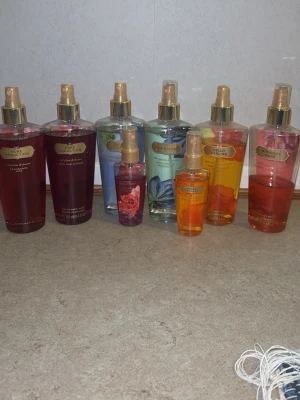 Victoria's Secret body mists 8-pack - Säljer ett set med åtta Victoria's Secret body mists i olika dofter och färger. Flaskorna är genomskinliga med guldiga spraymunstycken och etiketter. Innehåller bland annat Pure Seduction, Blue Escape, Hello Darling och Midnight Dare. Perfekt för dig som älskar fräscha och söta dofter. Säljer allihopa tillsammans för priset som står 🩷🩷