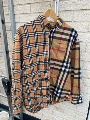 Burberry x Gosha Rubchinskiy Split Wool Flannel-skjorta - Hej säljer min burberry flannel skjorta i stl M. Det är en collab med Gosha från 2018. Fint skick har använts en handfull gånger. Pris 300! 
