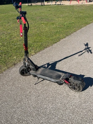 Kukirin m4 max (HÄMTAS I LOMMA/BJÄRRED) - Fram fender och lampa är sönder fast de hänger med en extra lampa som sitter på styret. Inget annat fel med den förutom att bakbromsen måste justeras lite och det gnisslar lite när man kör ibland men de är bara att däcket måste pumpas där bak lite.