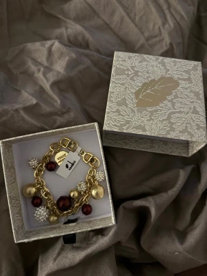 IOAKU Berry Pearl Armband Guld & Vinröd - Nyskick! Fint armband ifrån IOAKU , Nypris 1000:-