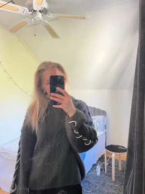 Stickad tröja Vila  - Mysig mörkgrå stickad tröja snörningsdetalj längs ärmarna. Tröjan är endast provad så den är aldrig använd☺️