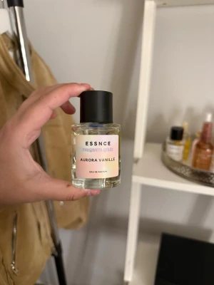 Aurora Vanille parfym från Essnce - Aurora Vanille från Essnce. Den öppnar med en lätt sälta och friskhet från havsbris, ihop med kryddiga toner som sätter tonen direkt. I hjärtat finns Vanilla absolute som rundas av med kashmir, vilket ger en rund, mjuk värme utan att bli tung. I basen ligger tonka, sandelträ och mysk, vilket ger doften ett sensuellt och krämigt avslut som ligger nära huden och håller sig kvar länge.