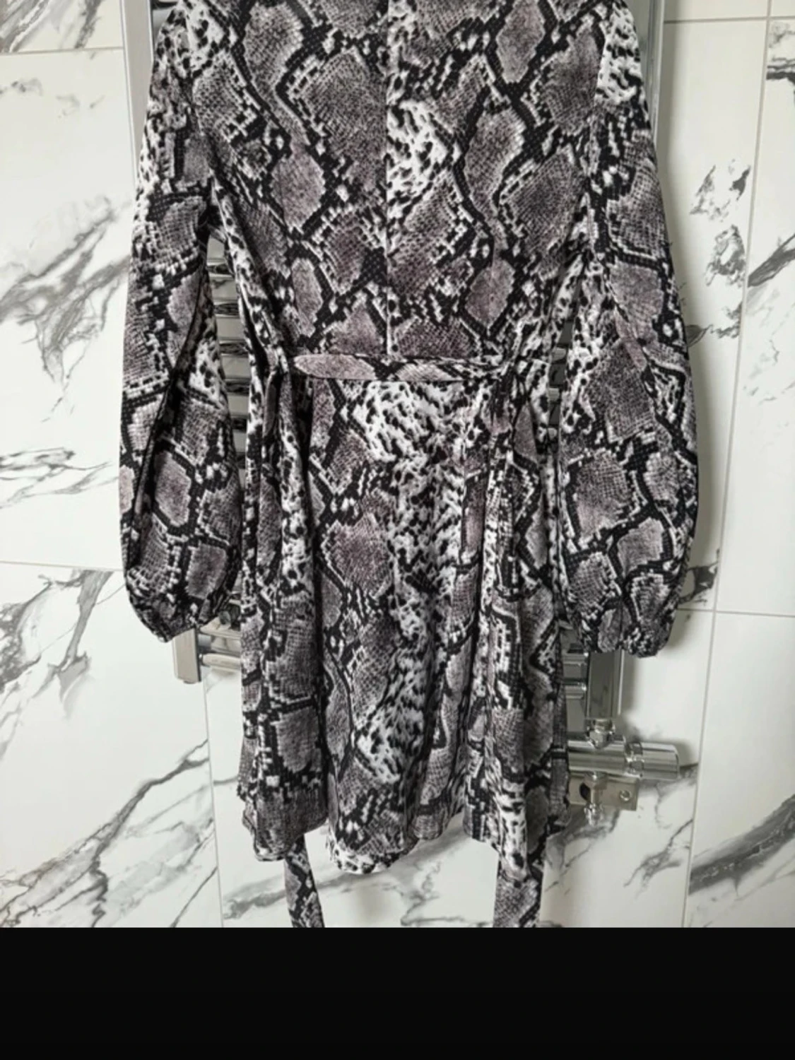 Kort omlottklänning med ormmönster - 1