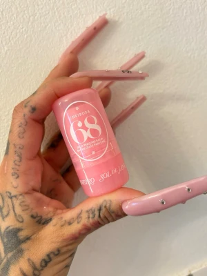 SOL DE JANEIRO - Cheirosa 68 Jelly Perfume Balm - Parfymerat balsam i fast form 4g ord pris: 289:- helt ny 🌻  Detta doftande gelbalsam är en fast, alkoholfri parfym i smidigt fickformat, idealisk att använda när som helst, var som helst.  Speciellt framtagen för snabba touch-ups under hela dagen – från kontoret till middagen, konserten, efter träningen, på resan eller i handväskan – för enkla, personliga och intima doftögonblick.  